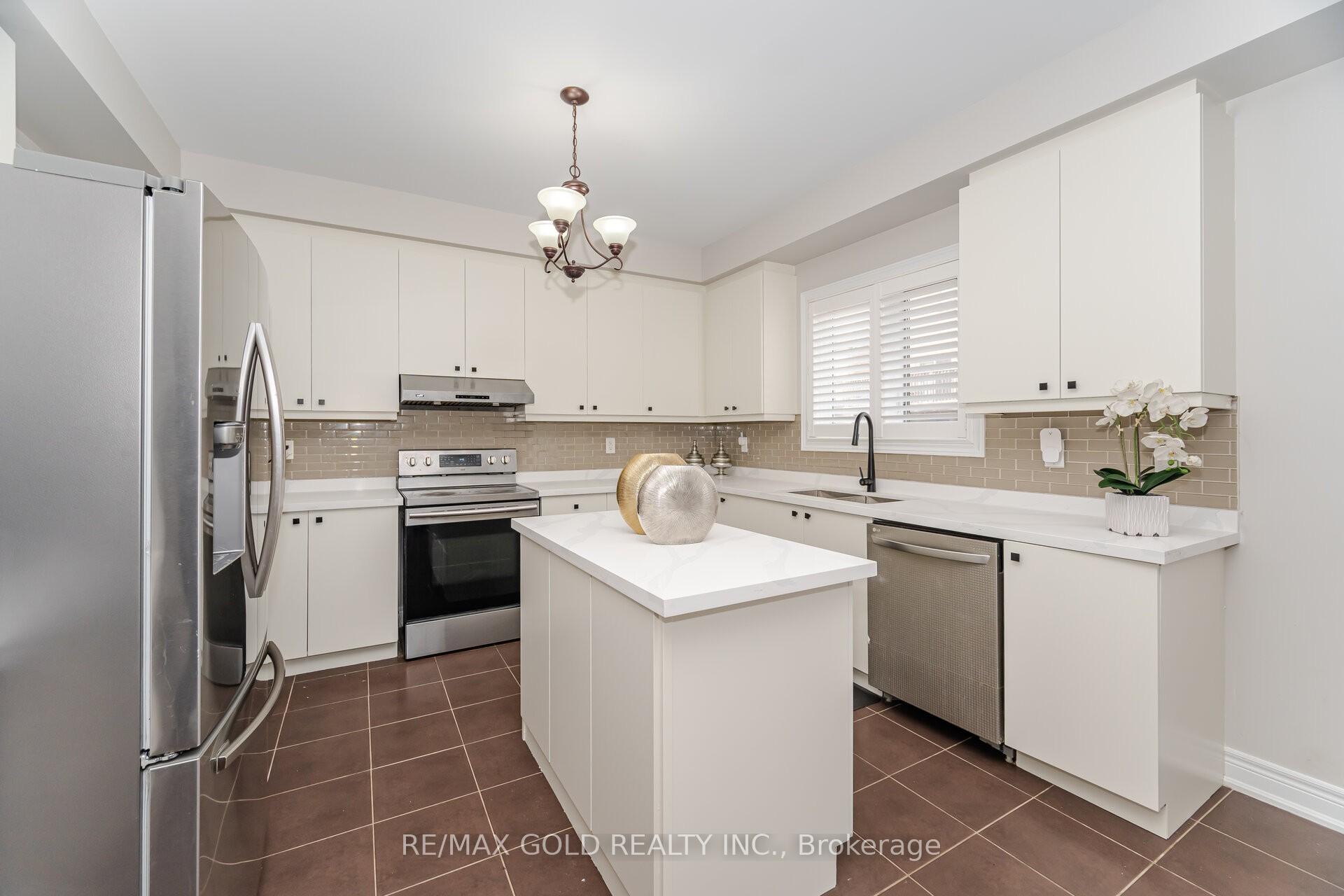 Photo 5 of 61 Birch Tree Trail, Brampton, Bram East — HOMEH