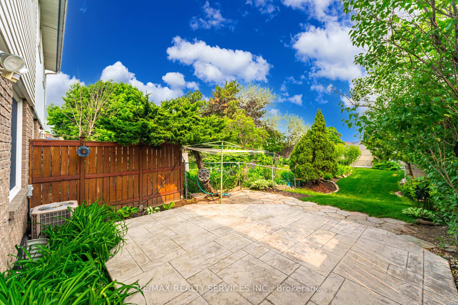 Photo 11 of 170 Royal Salisbury Way, Brampton, Madoc — HOMEH