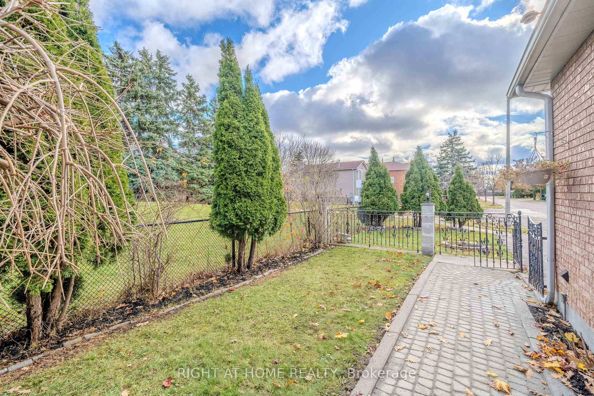 Photo 2 of 28 Newmill Crescent, Richmond Hill, Devonsleigh — HOMEH