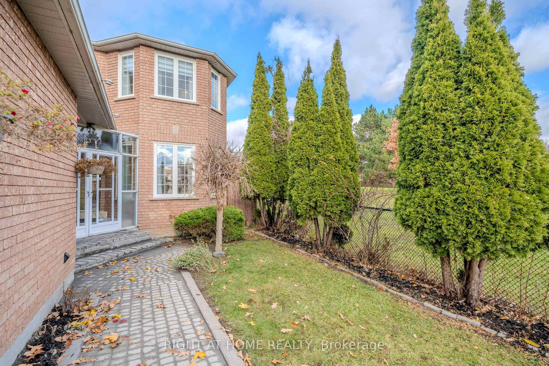 Photo 3 of 28 Newmill Crescent, Richmond Hill, Devonsleigh — HOMEH