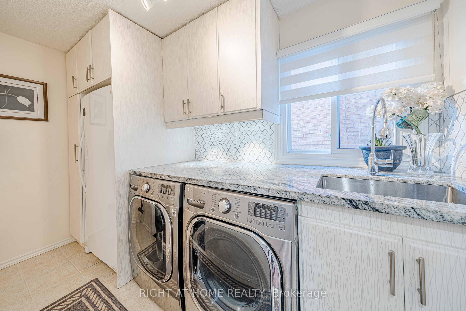 Photo 16 of 28 Newmill Crescent, Richmond Hill, Devonsleigh — HOMEH