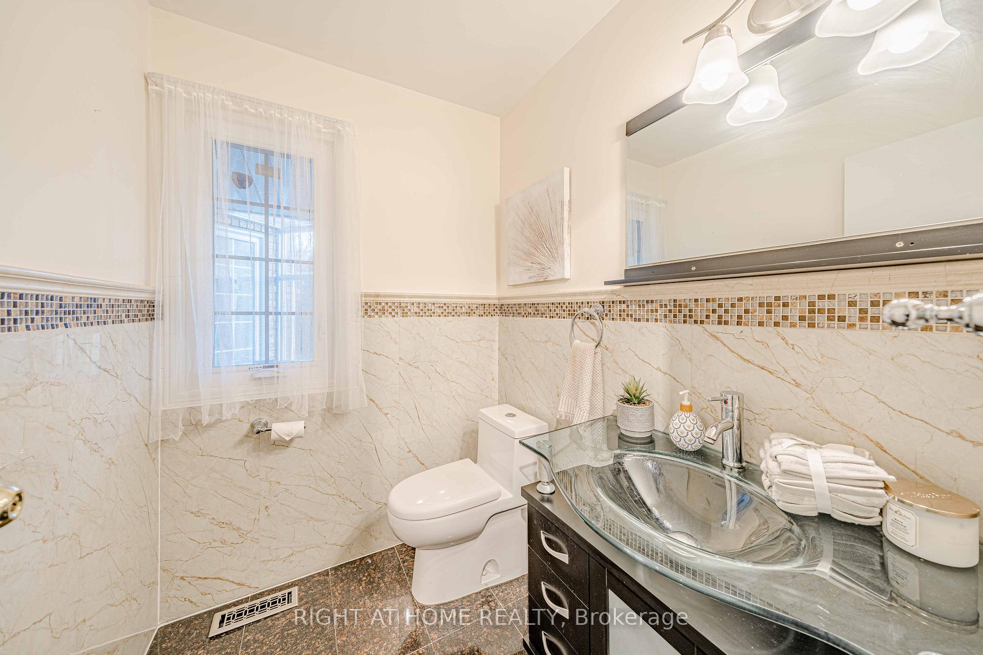 Photo 17 of 28 Newmill Crescent, Richmond Hill, Devonsleigh — HOMEH