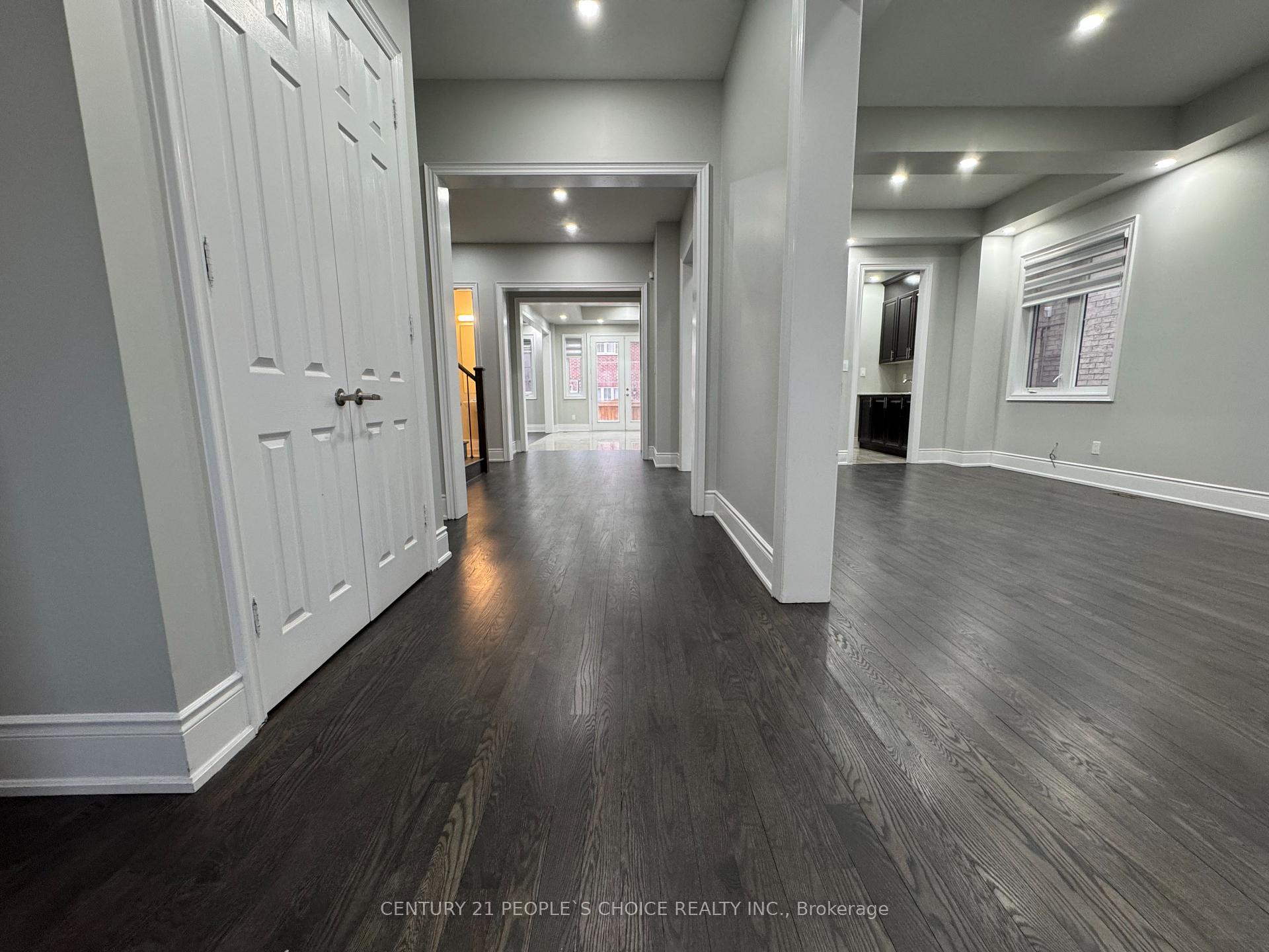 Photo 5 of 41 Trail Rider Drive, Brampton, Toronto Gore Rural Estate — HOMEH