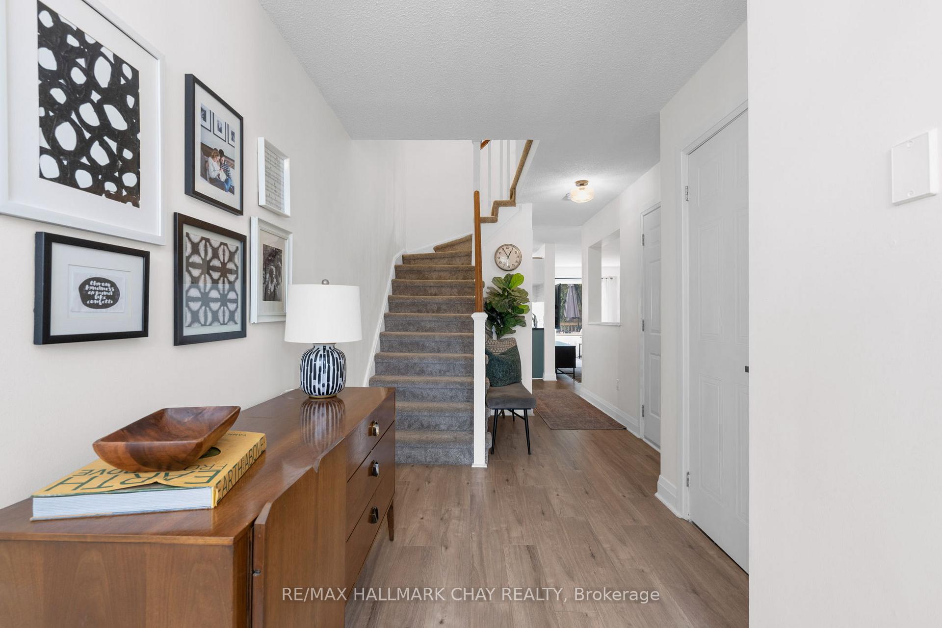 Photo 4 of 57 Cunningham Drive, Barrie, Ardagh — HOMEH