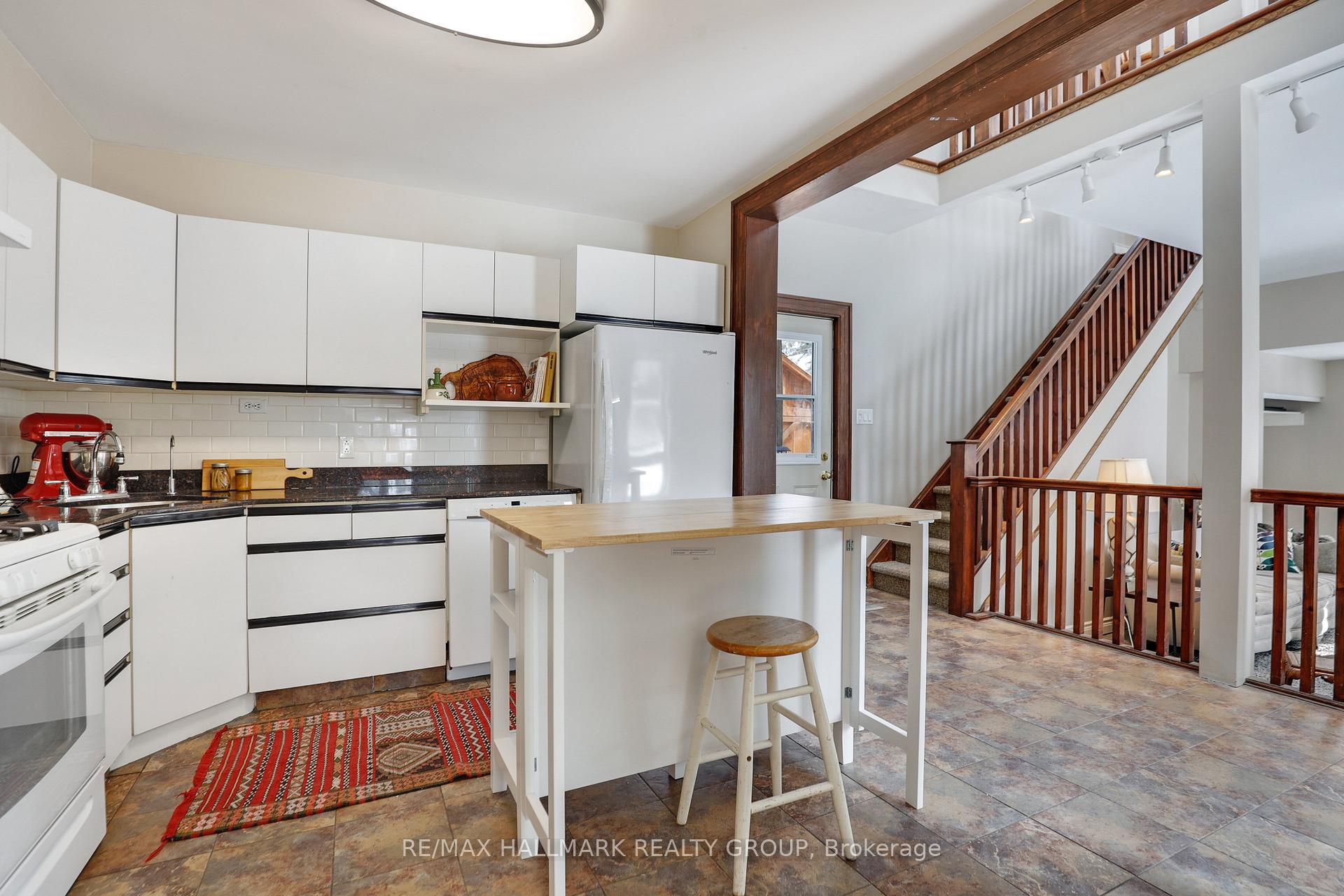 Photo 11 of 561 Edison Avenue, Ottawa, McKellar/Highland — HOMEH