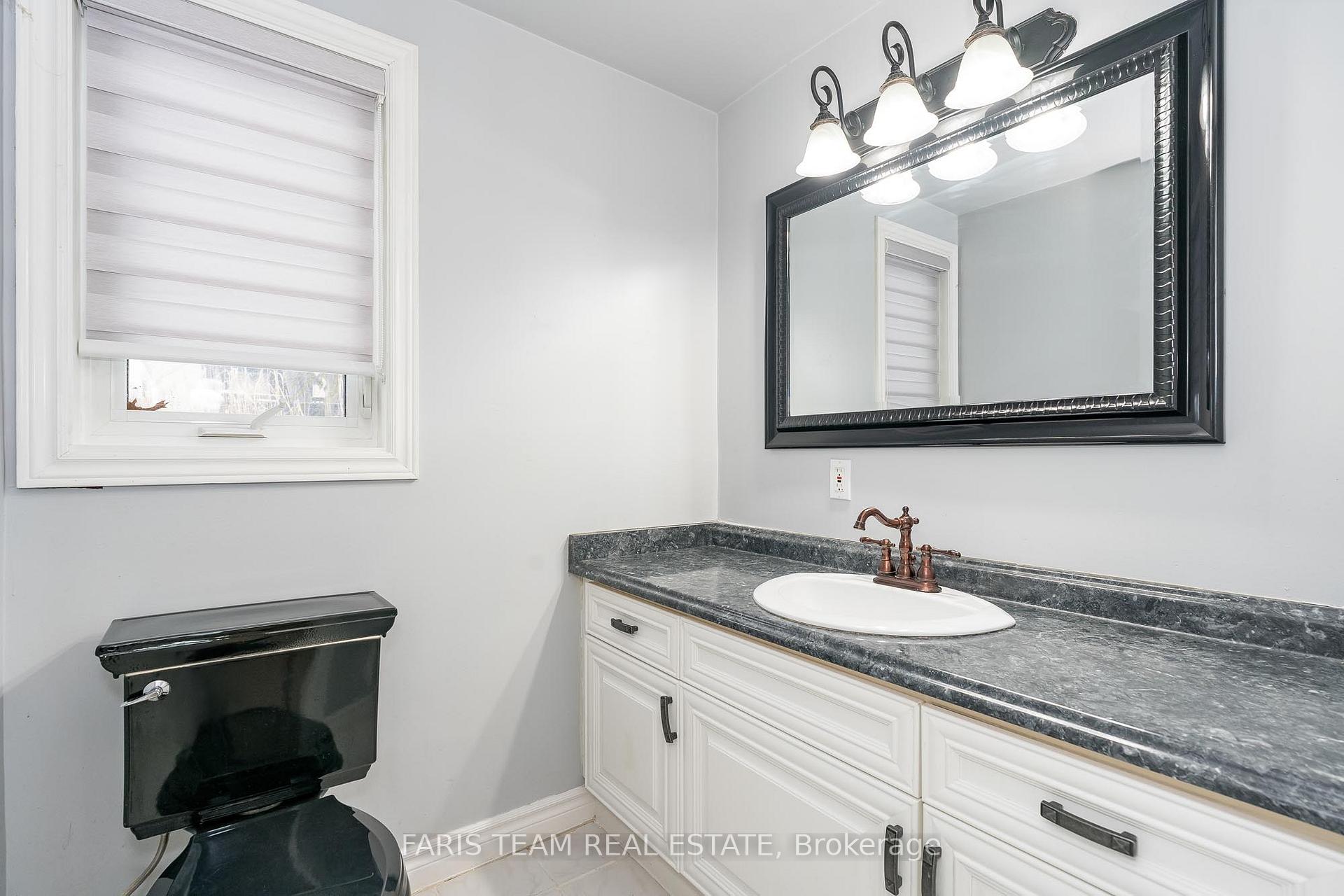 Photo 10 of 22 Keats Drive, Barrie, Letitia Heights — HOMEH