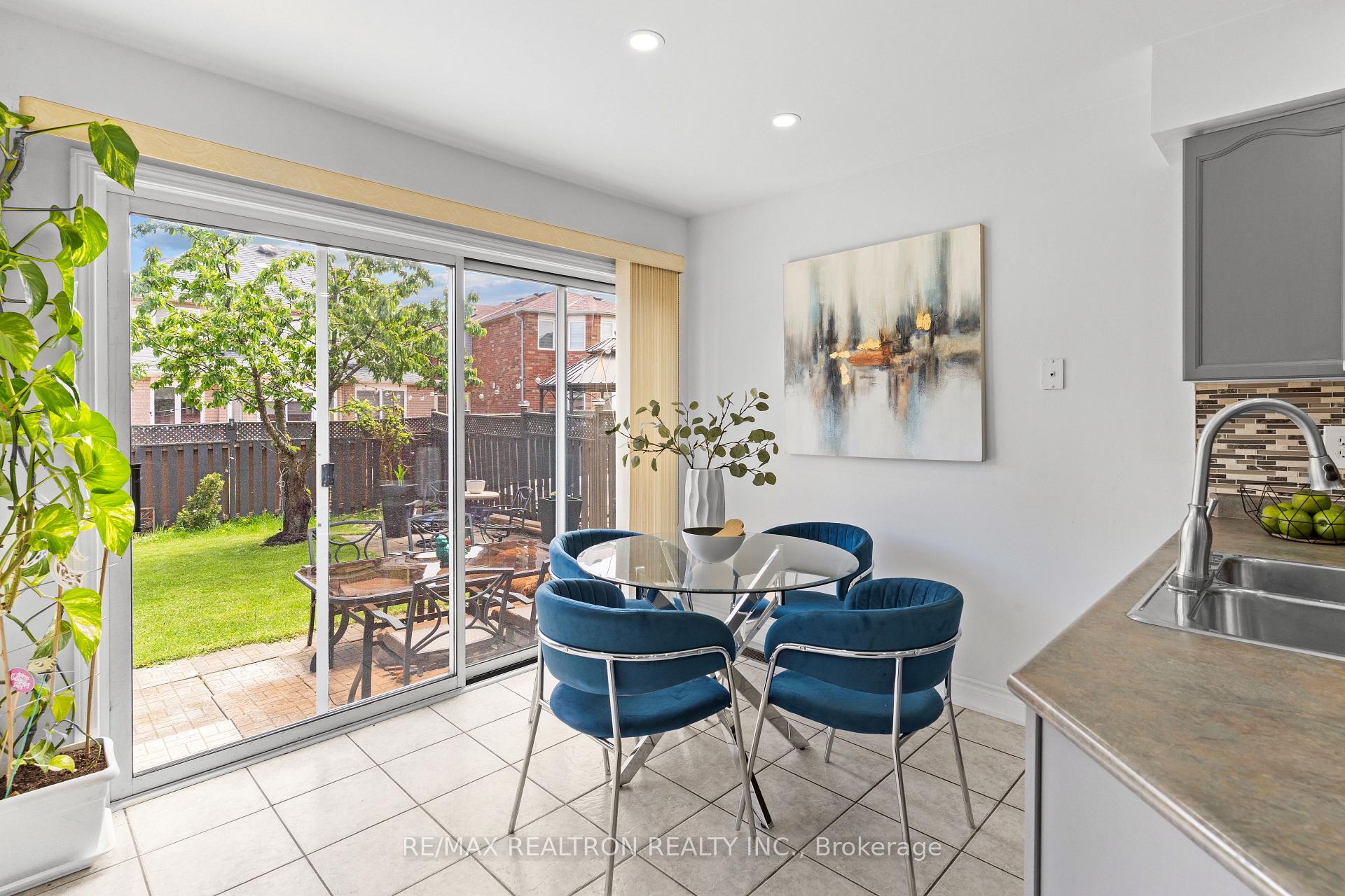 Photo 9 of 107 Narrow Valley Crescent, Brampton, Sandringham-Wellington — HOMEH