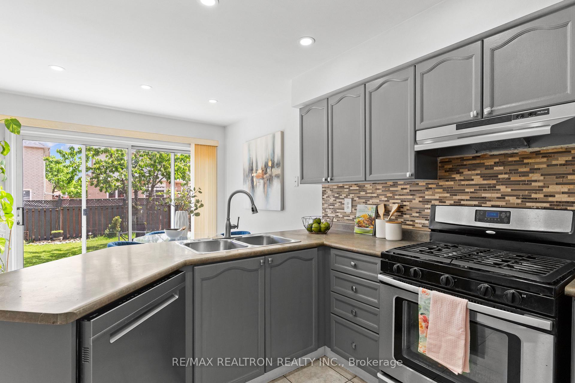 Photo 4 of 107 Narrow Valley Crescent, Brampton, Sandringham-Wellington — HOMEH