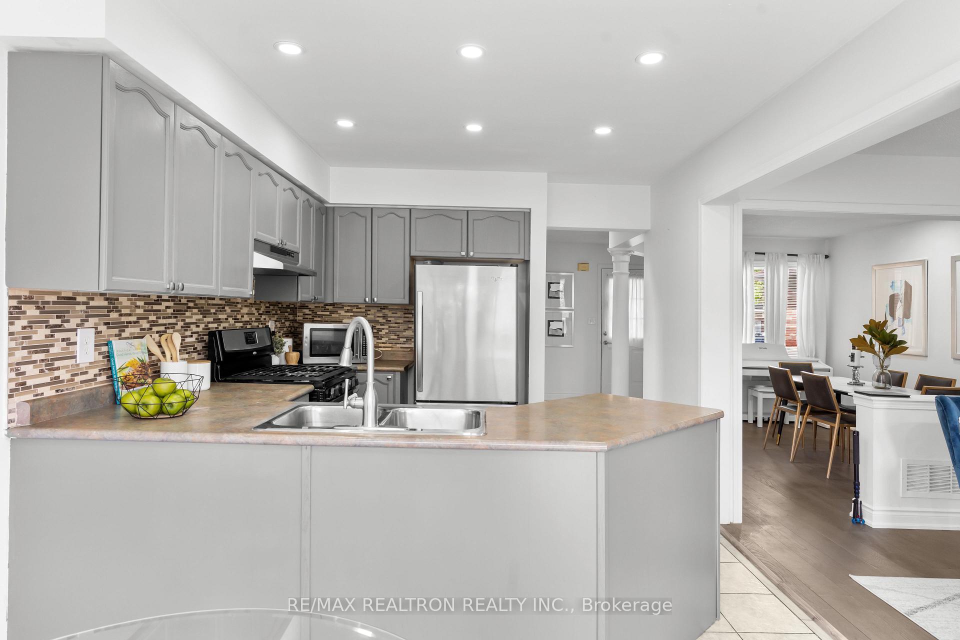 Photo 8 of 107 Narrow Valley Crescent, Brampton, Sandringham-Wellington — HOMEH