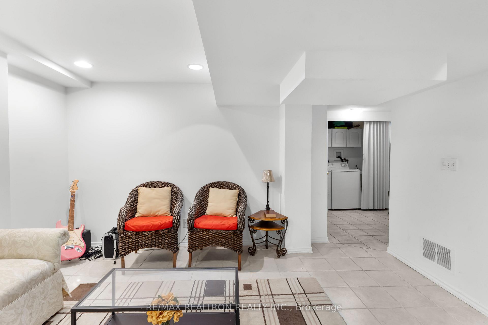 Photo 21 of 107 Narrow Valley Crescent, Brampton, Sandringham-Wellington — HOMEH