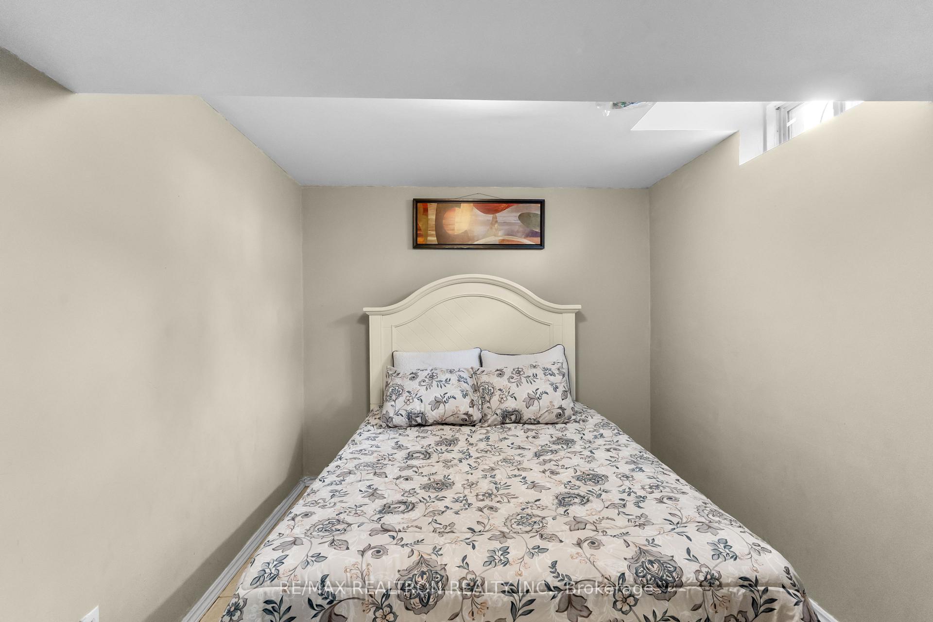 Photo 24 of 107 Narrow Valley Crescent, Brampton, Sandringham-Wellington — HOMEH