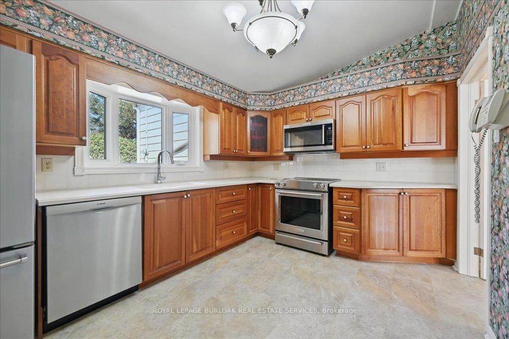 Photo 16 of 3375 Guildwood Drive, Burlington, Roseland — HOMEH