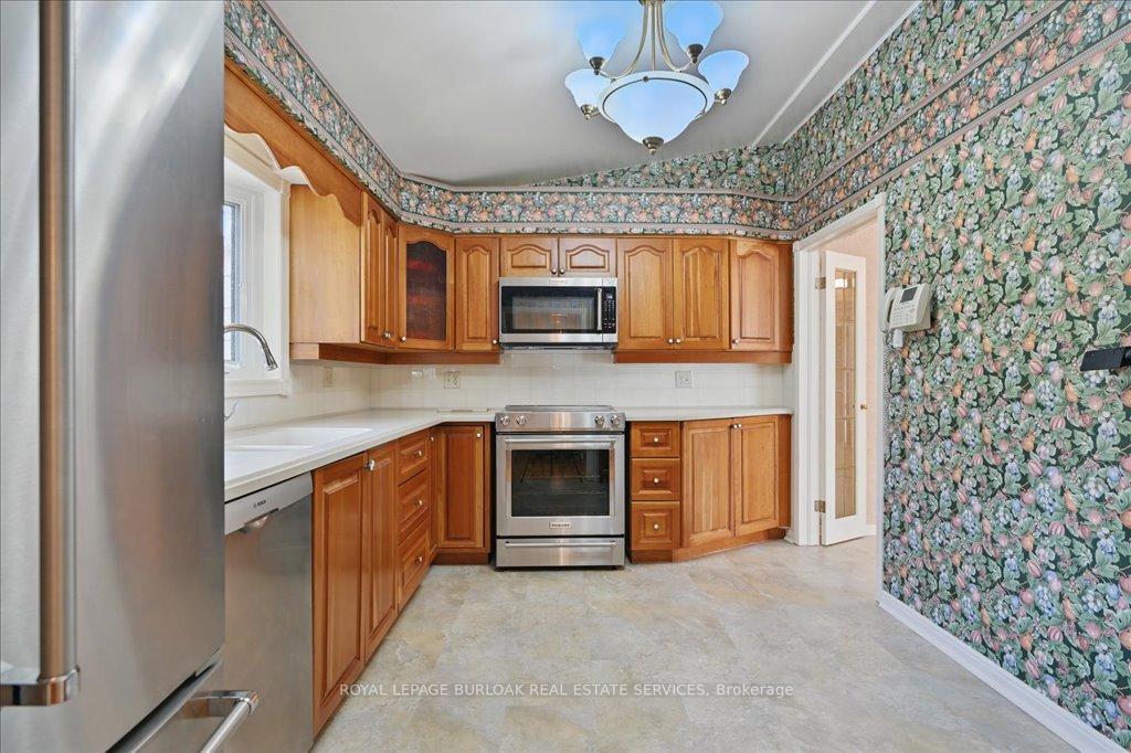 Photo 18 of 3375 Guildwood Drive, Burlington, Roseland — HOMEH