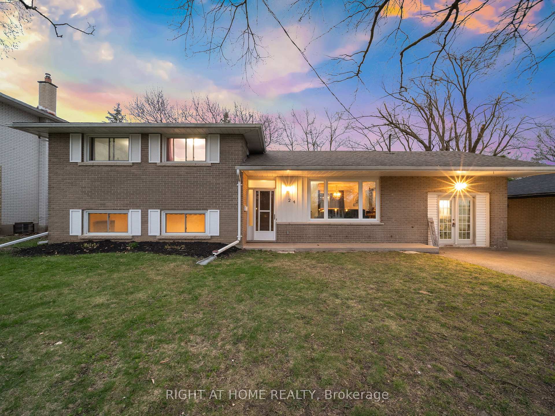 Photo 1 of 24 Ottaway Avenue, Barrie, Wellington — HOMEH