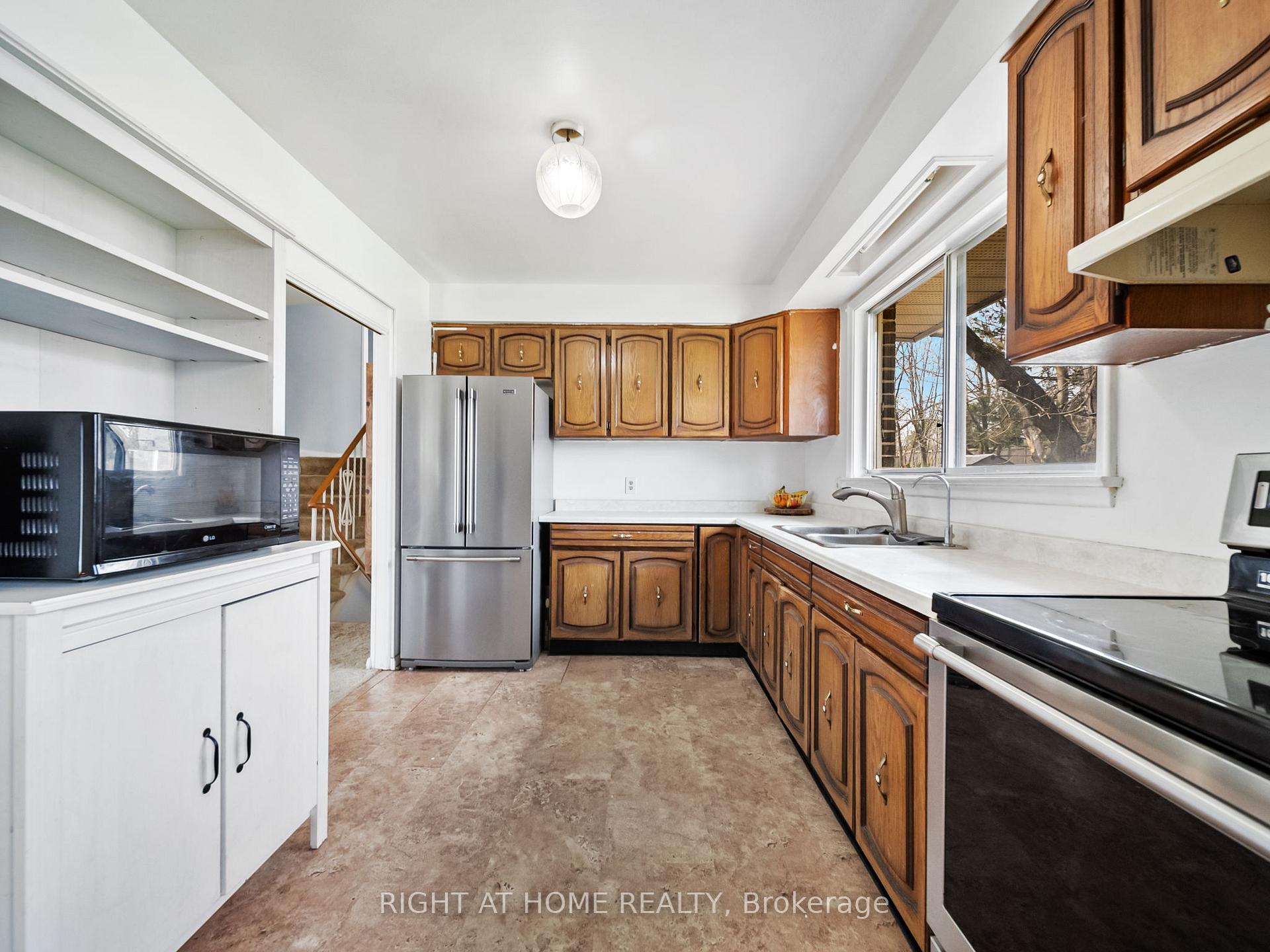 Photo 8 of 24 Ottaway Avenue, Barrie, Wellington — HOMEH