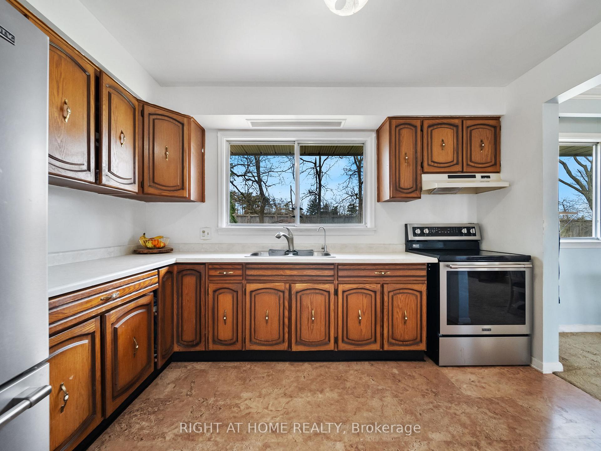 Photo 9 of 24 Ottaway Avenue, Barrie, Wellington — HOMEH