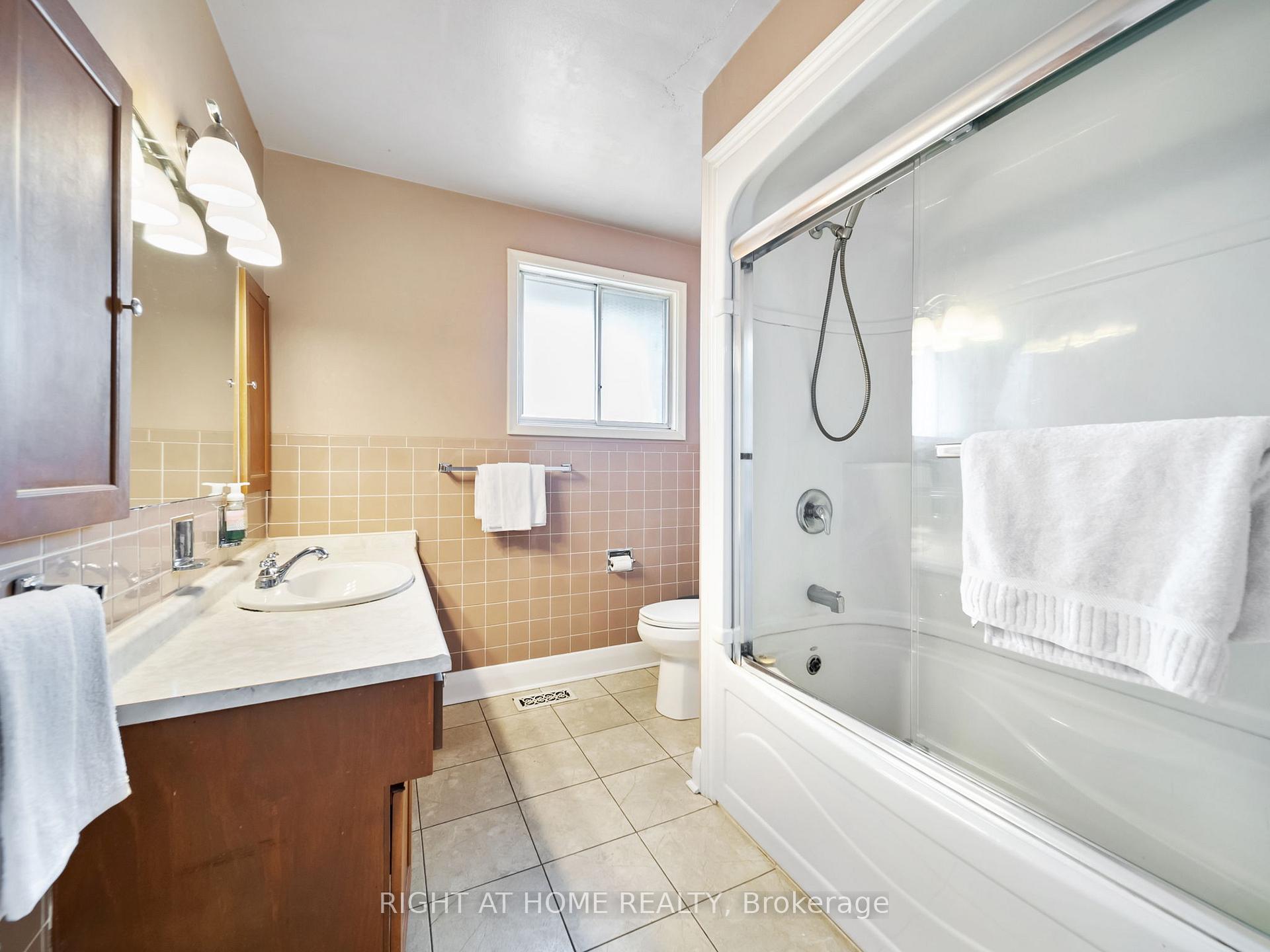 Photo 16 of 24 Ottaway Avenue, Barrie, Wellington — HOMEH
