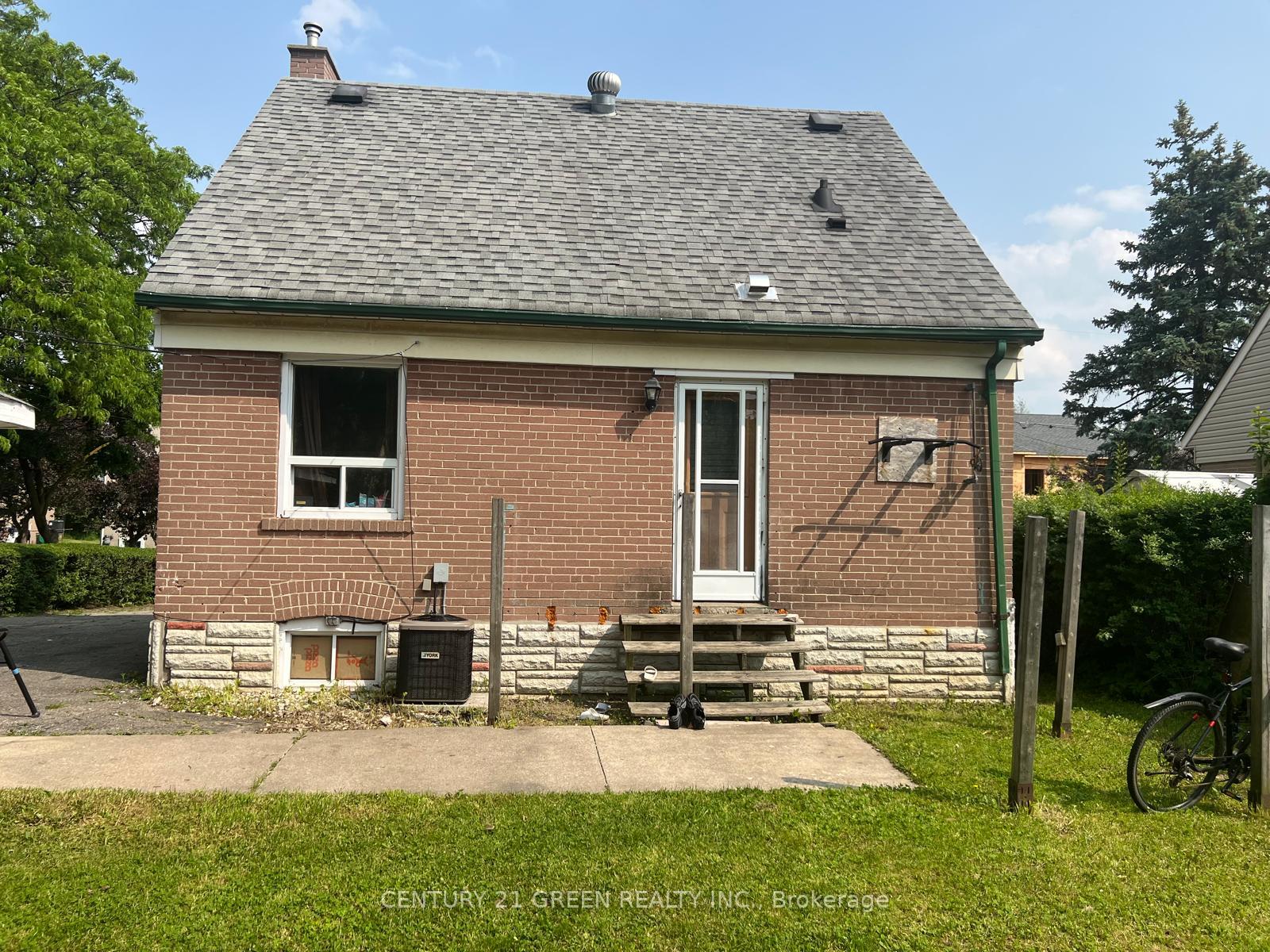 Photo 2 of 70 Mccaul Street, Brampton, Brampton North — HOMEH