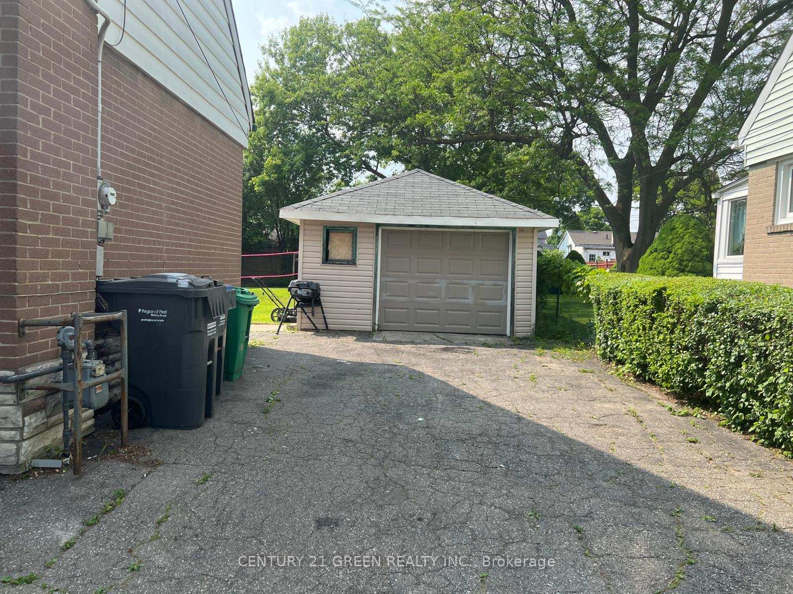 Photo 3 of 70 Mccaul Street, Brampton, Brampton North — HOMEH