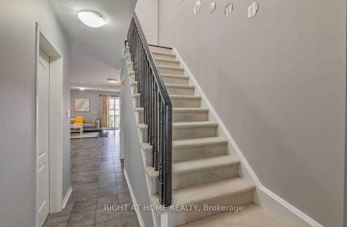 Photo 4 of 804 Mccue Drive, Oshawa, Taunton — HOMEH