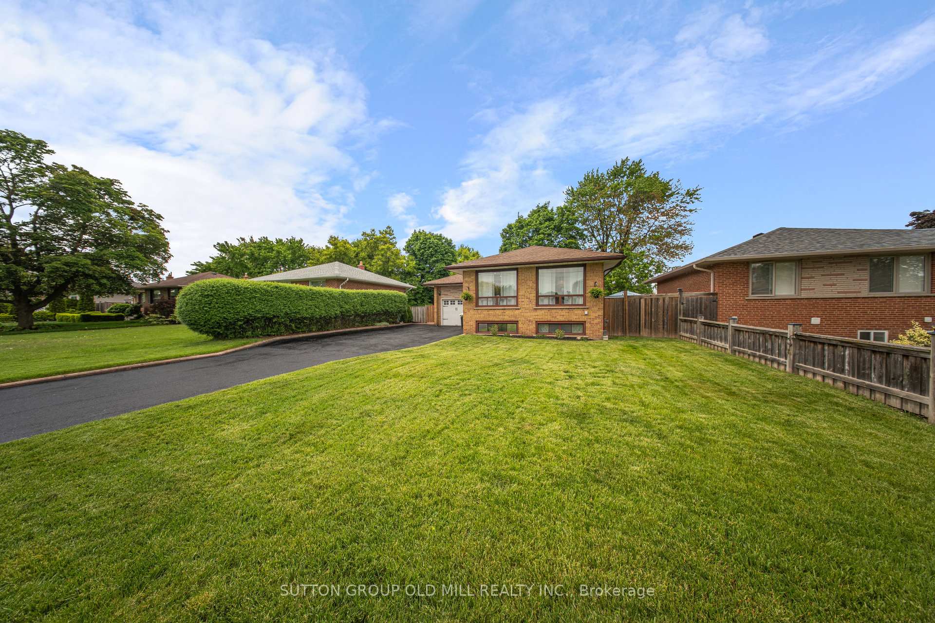 Photo 2 of 65 Ashwood Crescent, Brampton, Avondale — HOMEH