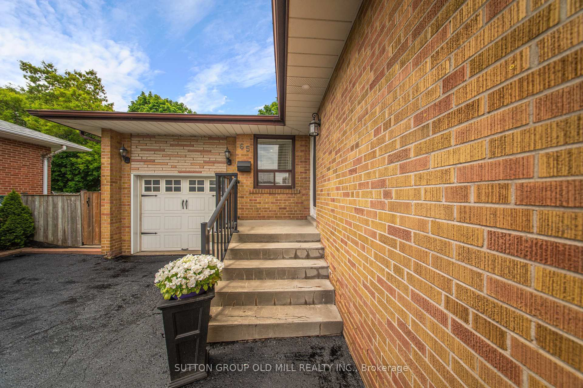 Photo 3 of 65 Ashwood Crescent, Brampton, Avondale — HOMEH