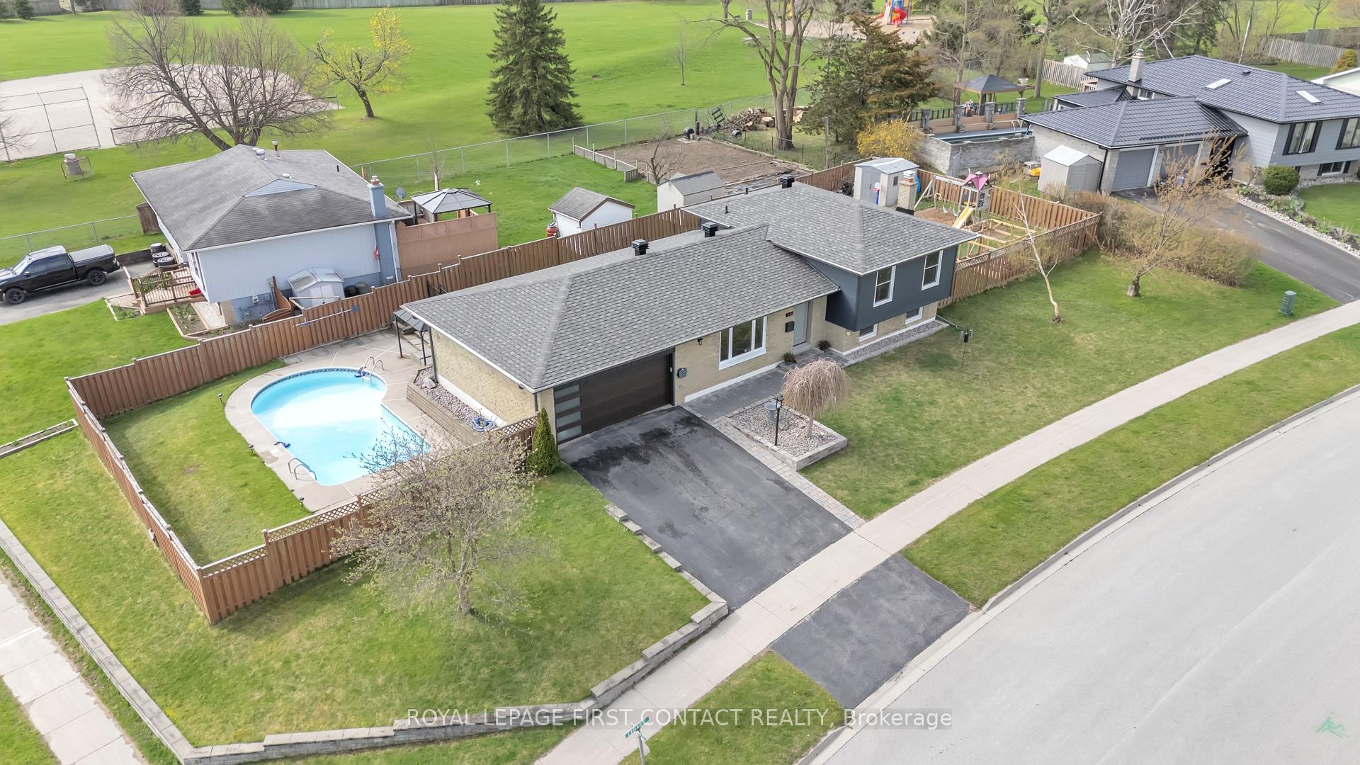 Photo 3 of 248 Cedar Crescent, Barrie, Bayshore — HOMEH