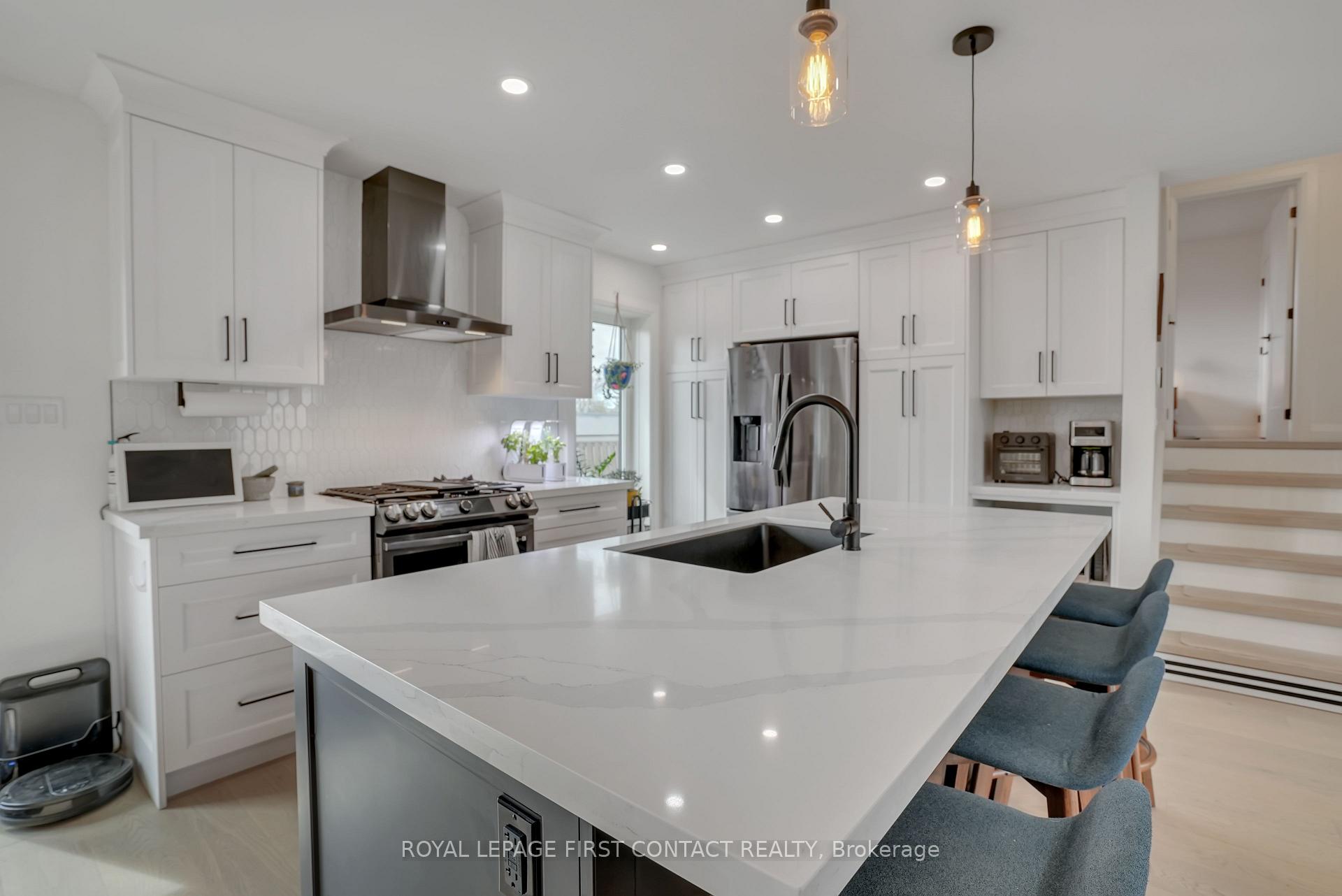 Photo 8 of 248 Cedar Crescent, Barrie, Bayshore — HOMEH