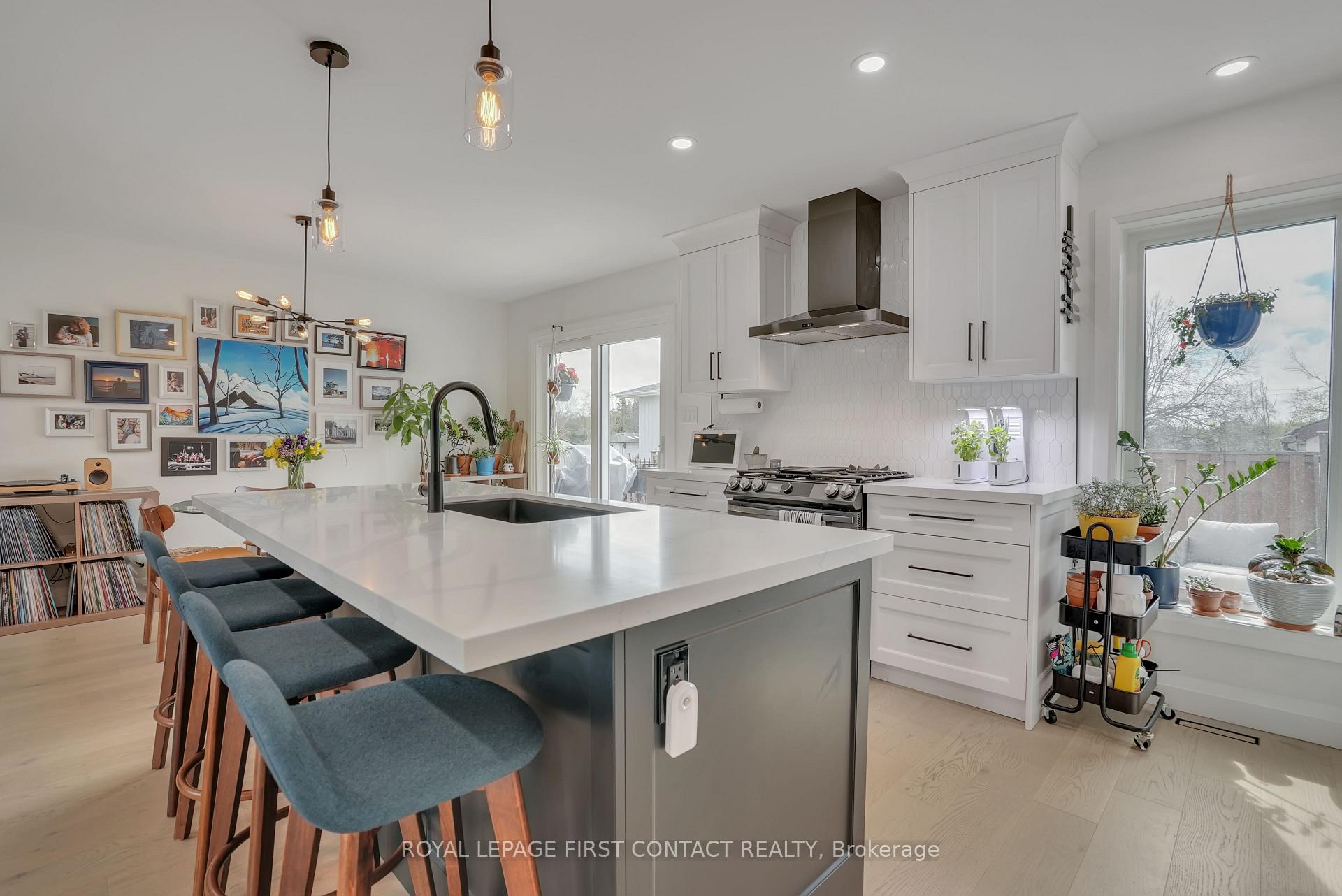Photo 9 of 248 Cedar Crescent, Barrie, Bayshore — HOMEH
