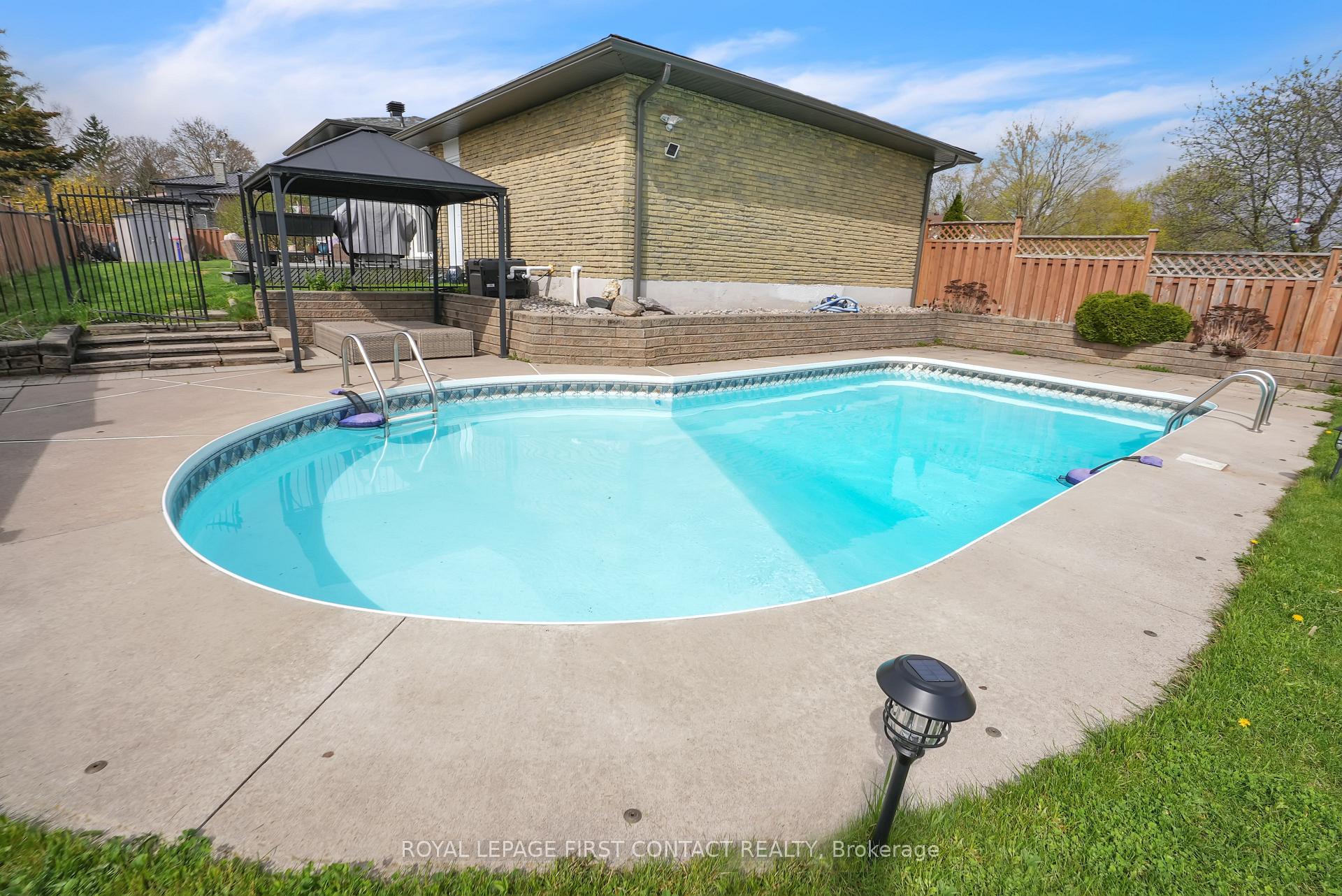 Photo 36 of 248 Cedar Crescent, Barrie, Bayshore — HOMEH