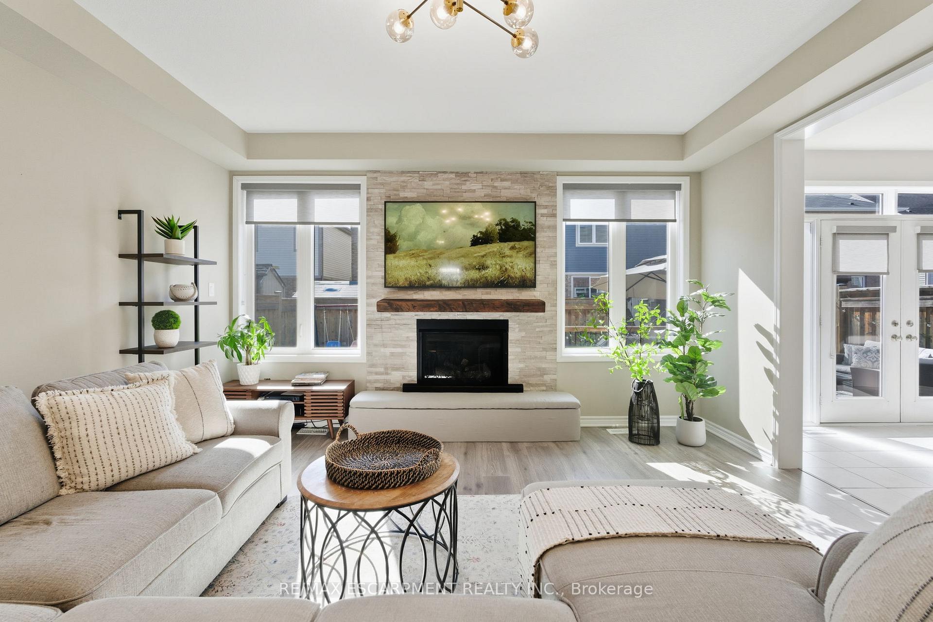 Photo 4 of 15 Bastia Street E, Hamilton, Waterdown — HOMEH