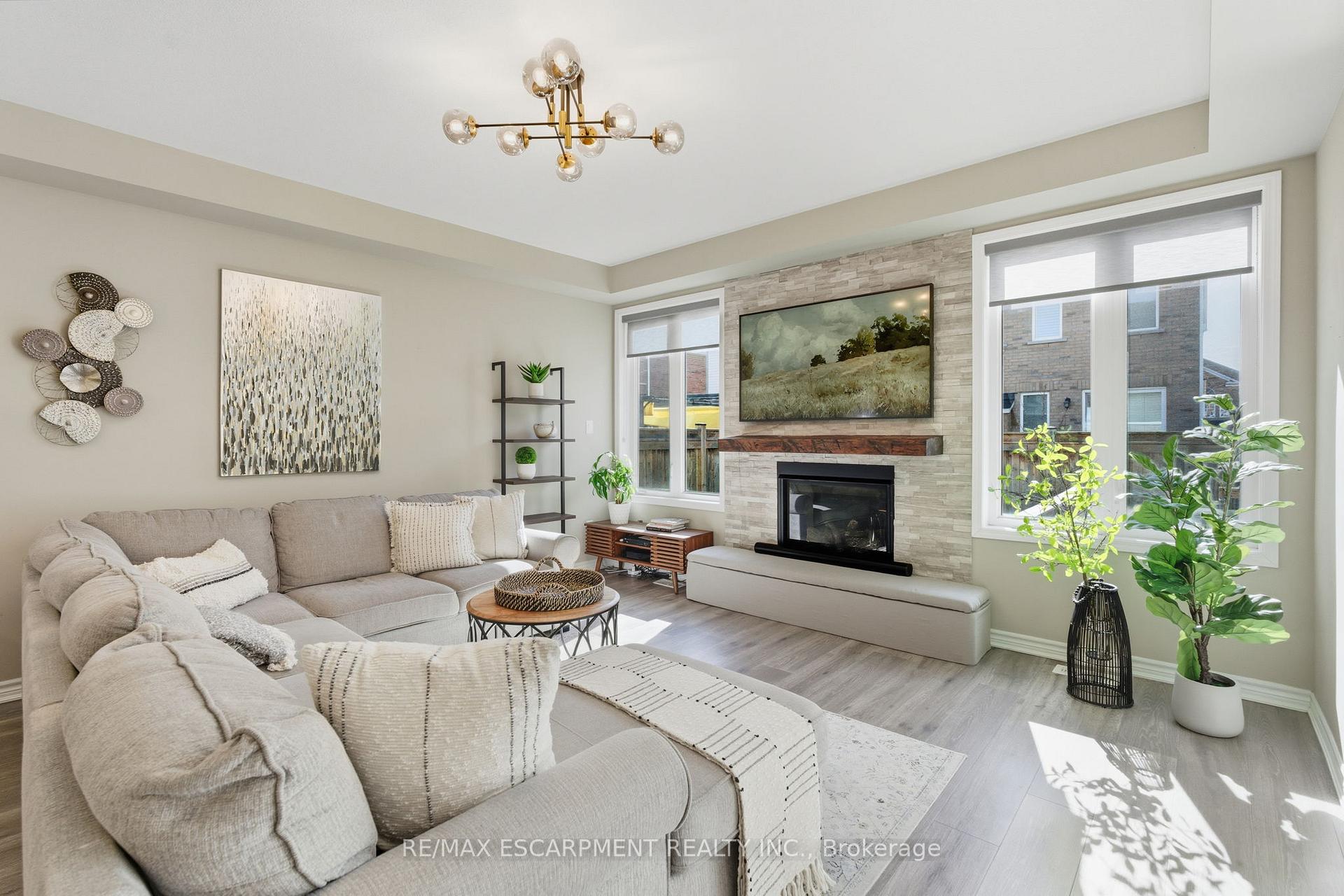 Photo 5 of 15 Bastia Street E, Hamilton, Waterdown — HOMEH