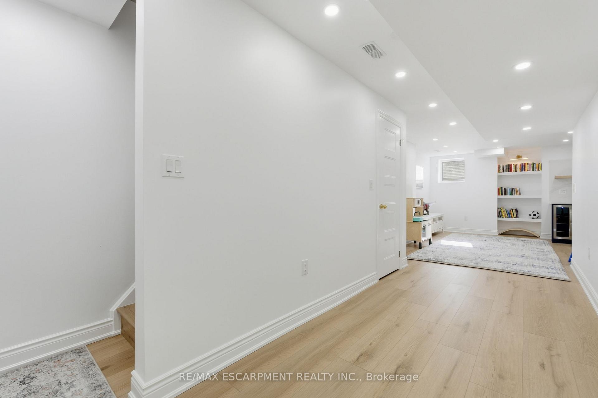 Photo 31 of 15 Bastia Street E, Hamilton, Waterdown — HOMEH