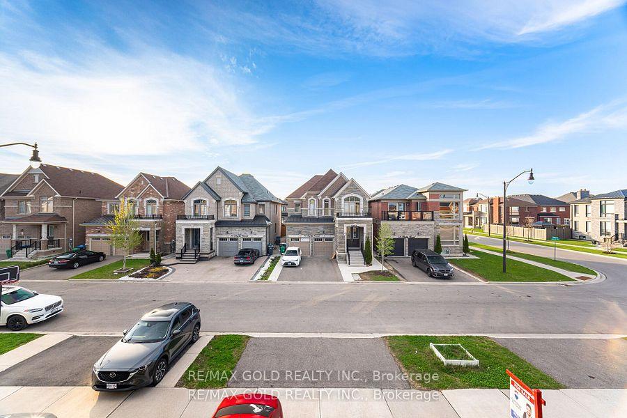 Photo 18 of 49 Argelia Crescent, Brampton, Credit Valley — HOMEH