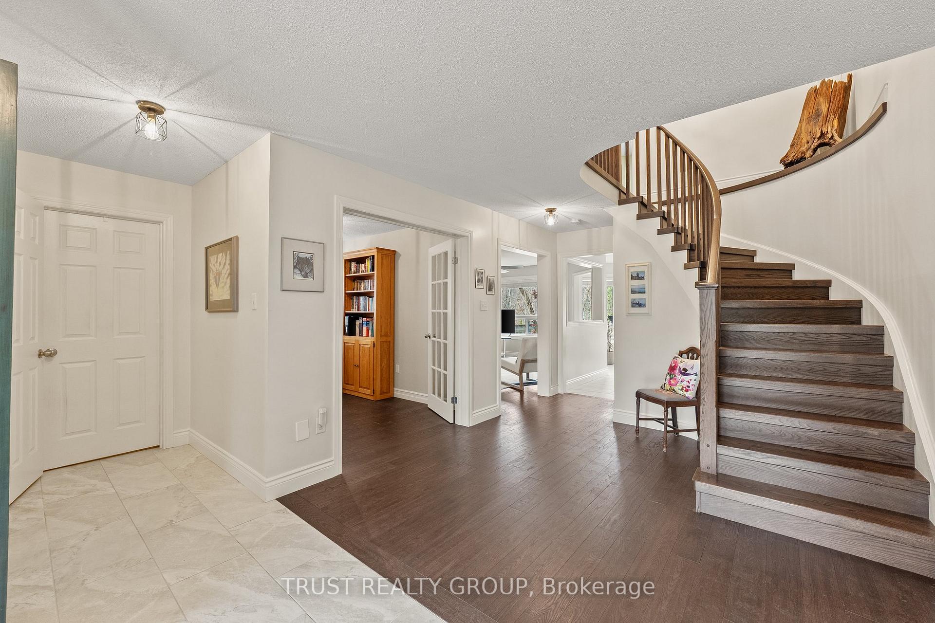 Photo 3 of 46 Muir Drive, Barrie, Ardagh — HOMEH