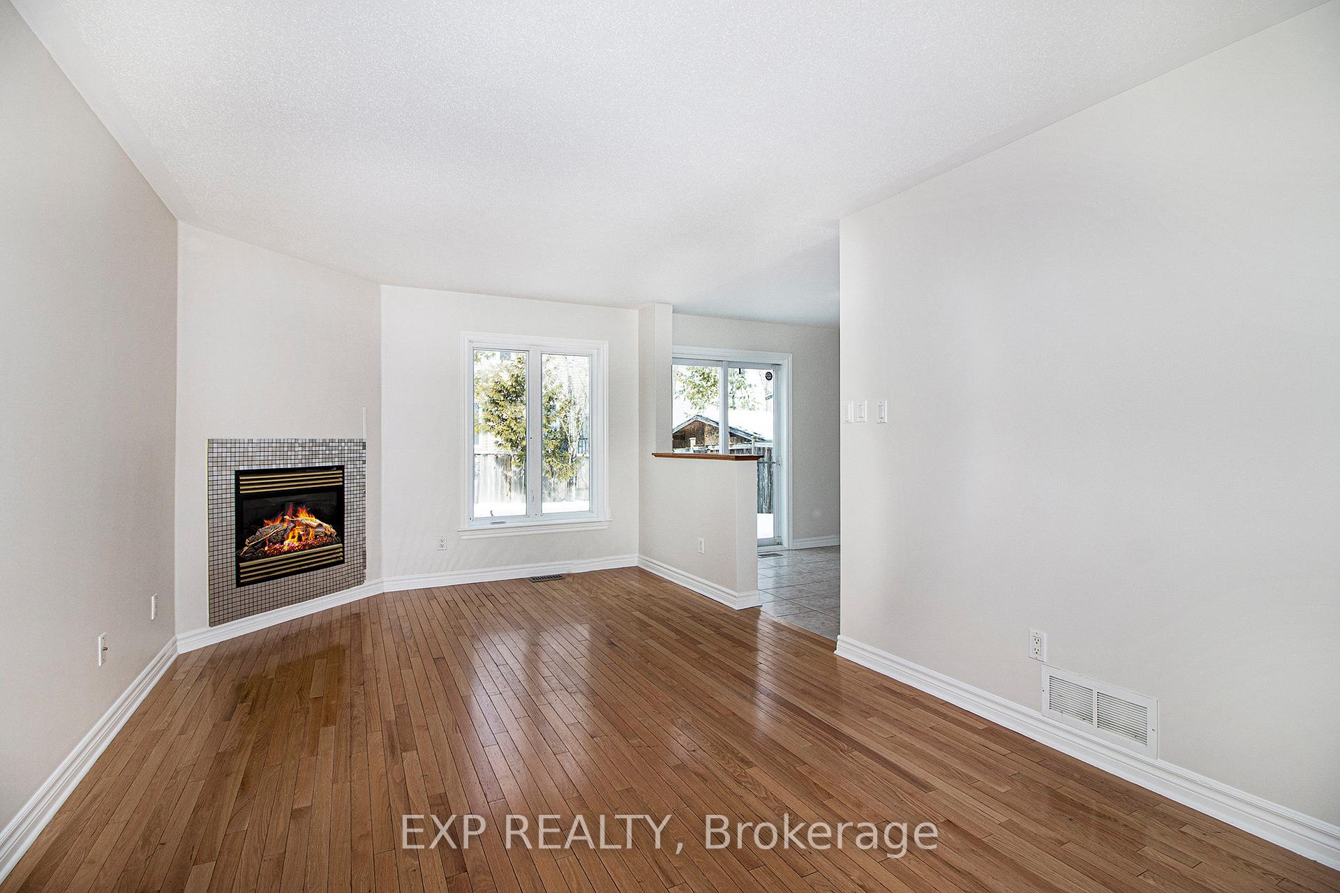Photo 4 of 212 Bradwell Way, Ottawa, Blossom Park/Kemp Park/Findlay Creek — HOMEH
