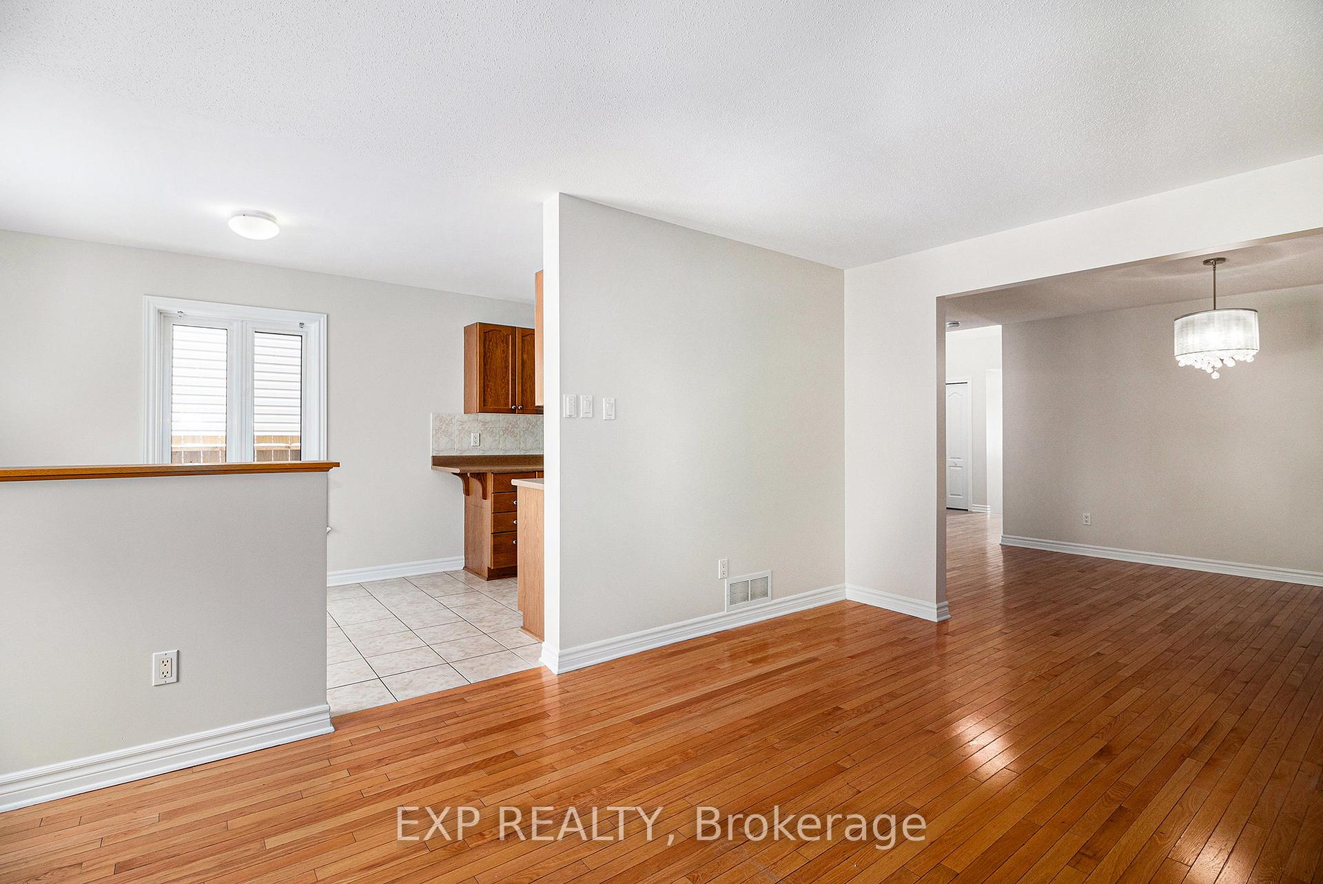 Photo 2 of 212 Bradwell Way, Ottawa, Blossom Park/Kemp Park/Findlay Creek — HOMEH