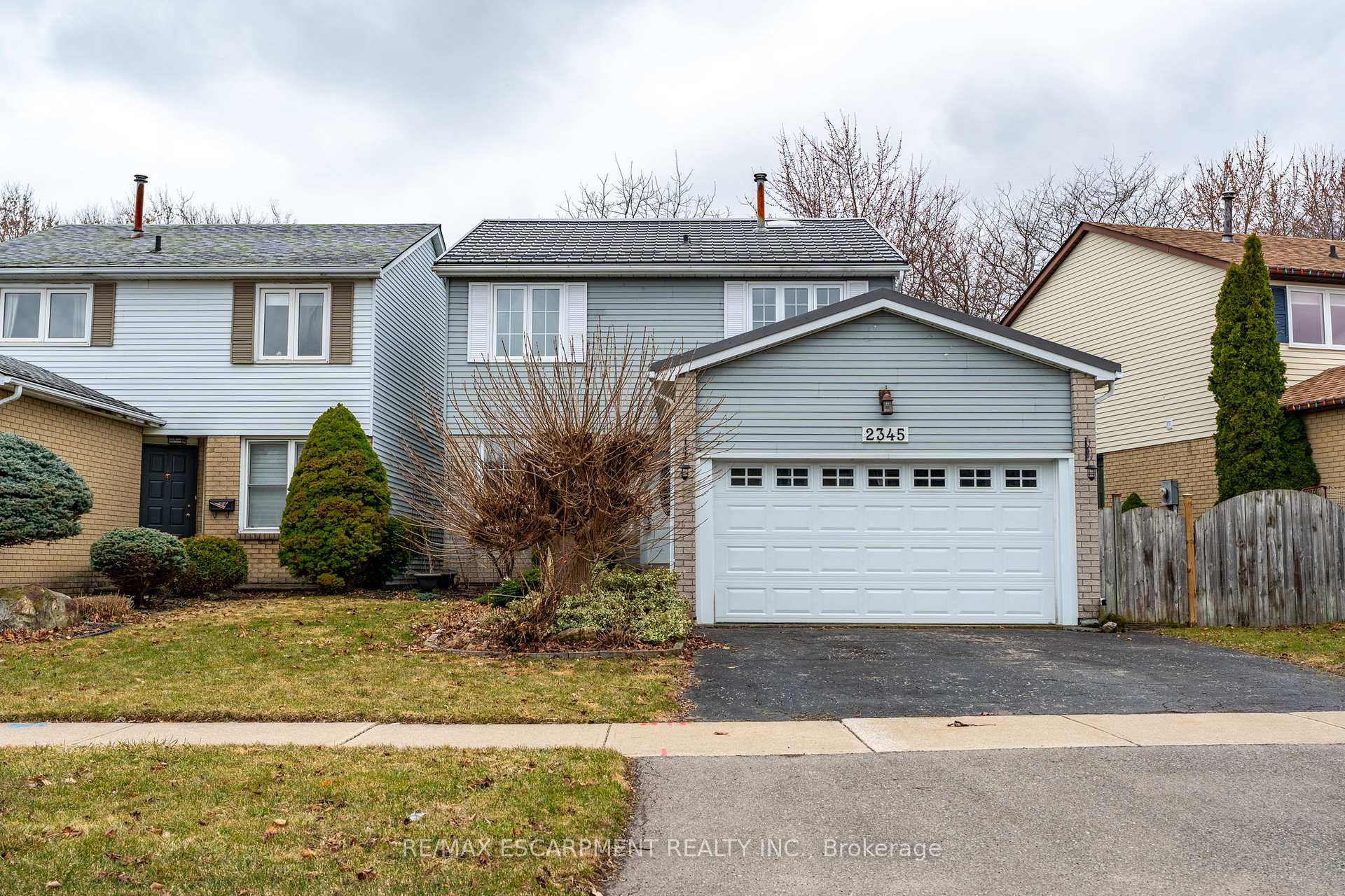 Photo 2 of 2345 Glastonbury Road, Burlington, Brant Hills — HOMEH