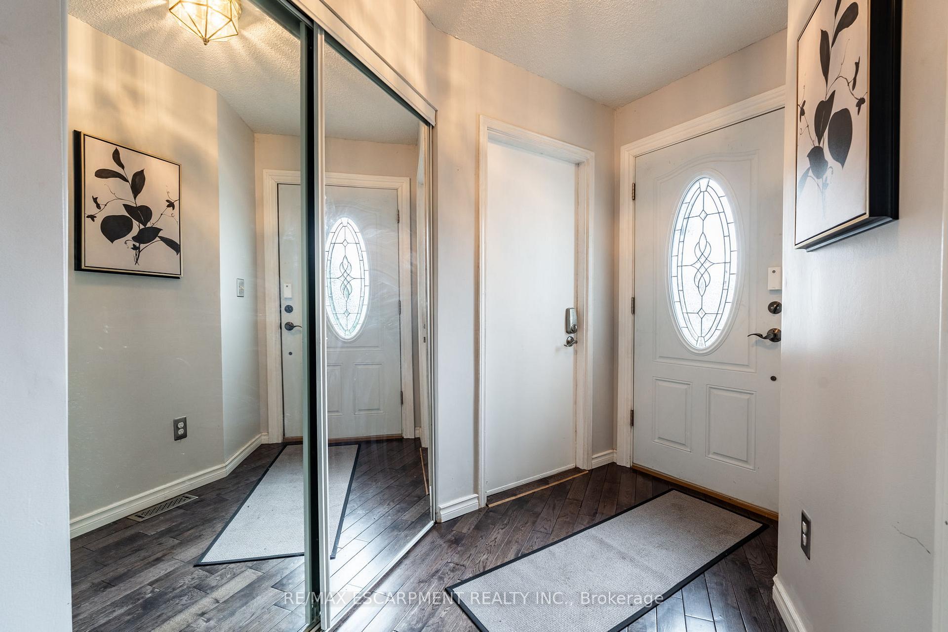 Photo 4 of 2345 Glastonbury Road, Burlington, Brant Hills — HOMEH