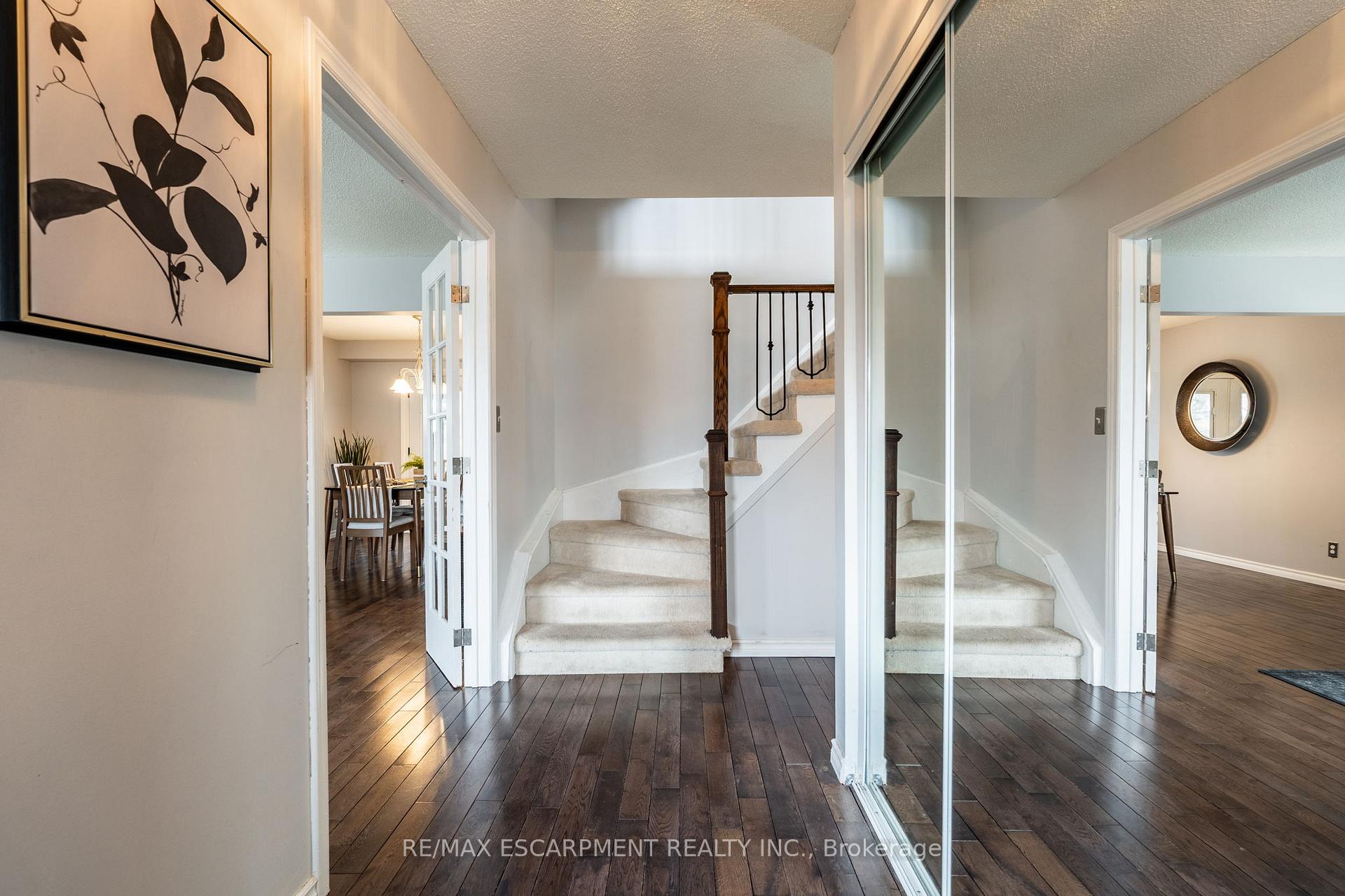 Photo 5 of 2345 Glastonbury Road, Burlington, Brant Hills — HOMEH
