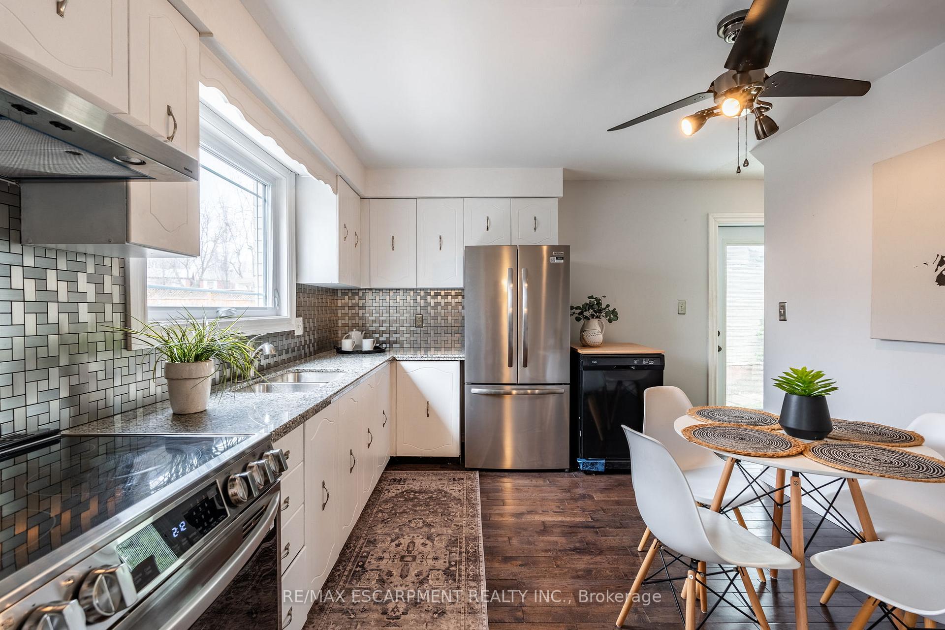 Photo 13 of 2345 Glastonbury Road, Burlington, Brant Hills — HOMEH
