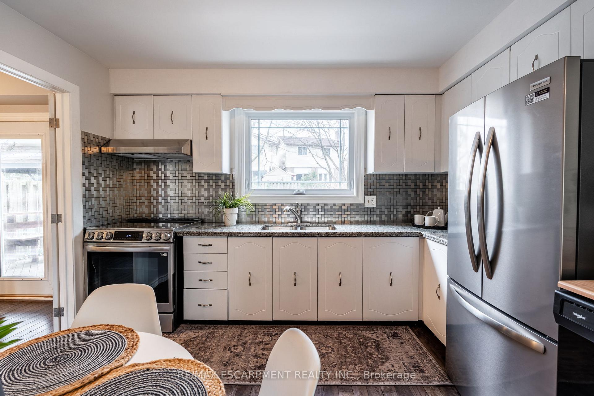 Photo 14 of 2345 Glastonbury Road, Burlington, Brant Hills — HOMEH