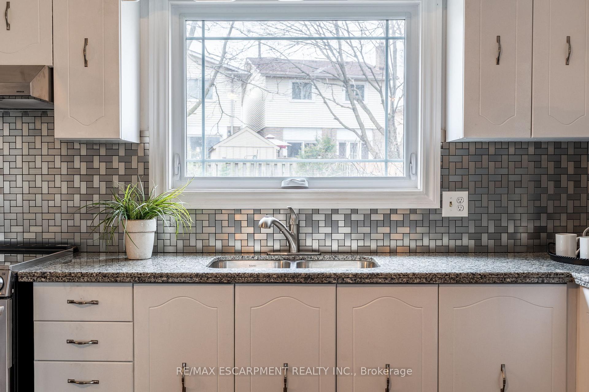 Photo 15 of 2345 Glastonbury Road, Burlington, Brant Hills — HOMEH