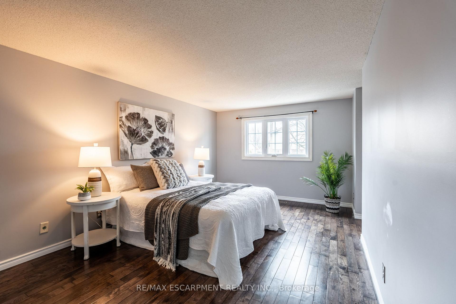 Photo 23 of 2345 Glastonbury Road, Burlington, Brant Hills — HOMEH