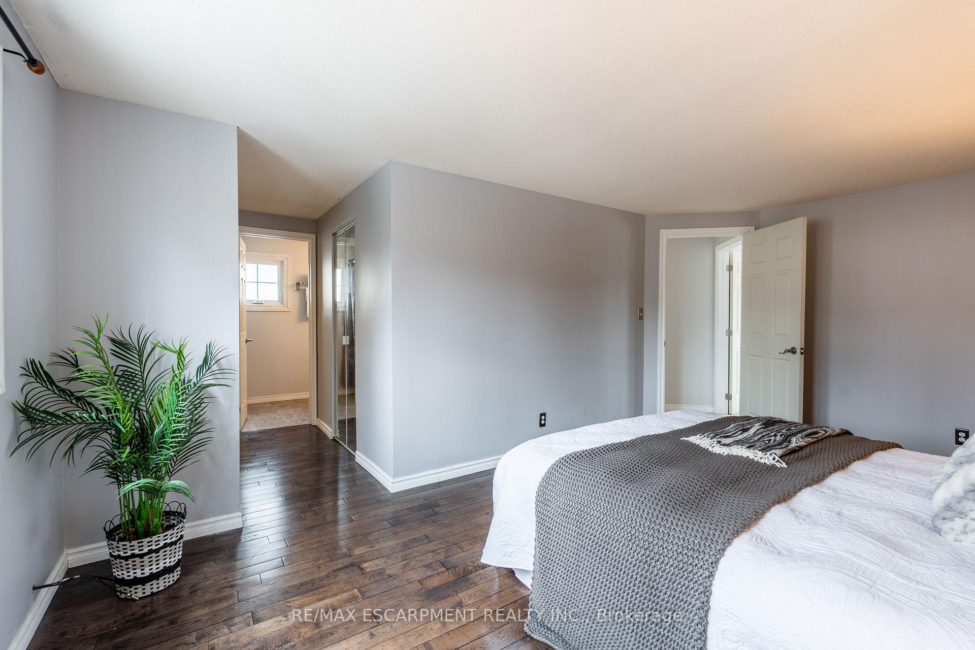 Photo 25 of 2345 Glastonbury Road, Burlington, Brant Hills — HOMEH