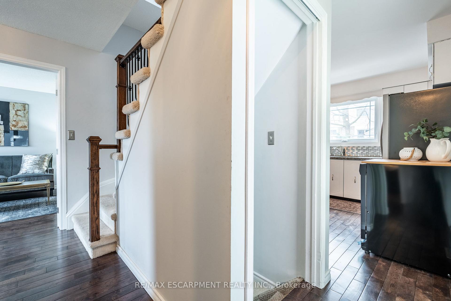 Photo 33 of 2345 Glastonbury Road, Burlington, Brant Hills — HOMEH