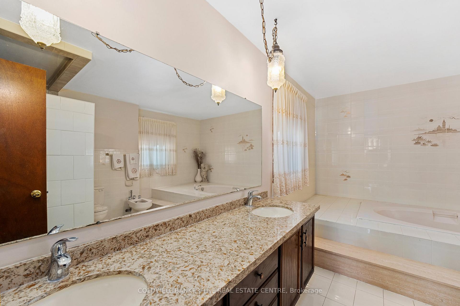 Photo 23 of 55 Blyth Street N, Richmond Hill, Oak Ridges — HOMEH