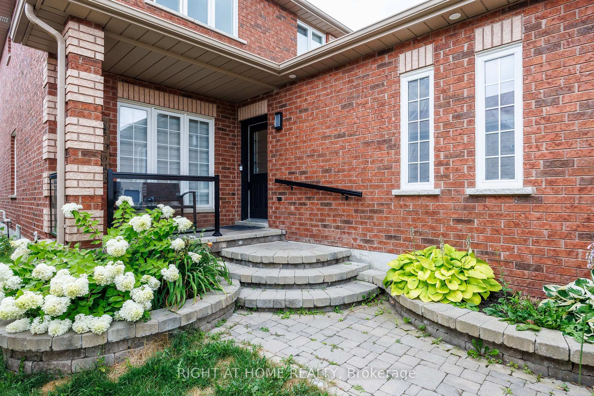 Photo 3 of 47 Lamont Crescent, Barrie, Ardagh — HOMEH