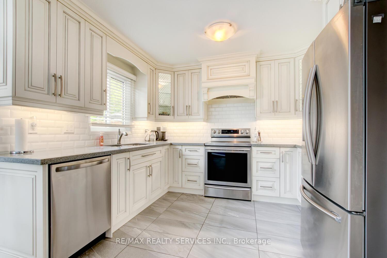 Photo 4 of 119 Kenpark Avenue, Brampton, Snelgrove — HOMEH