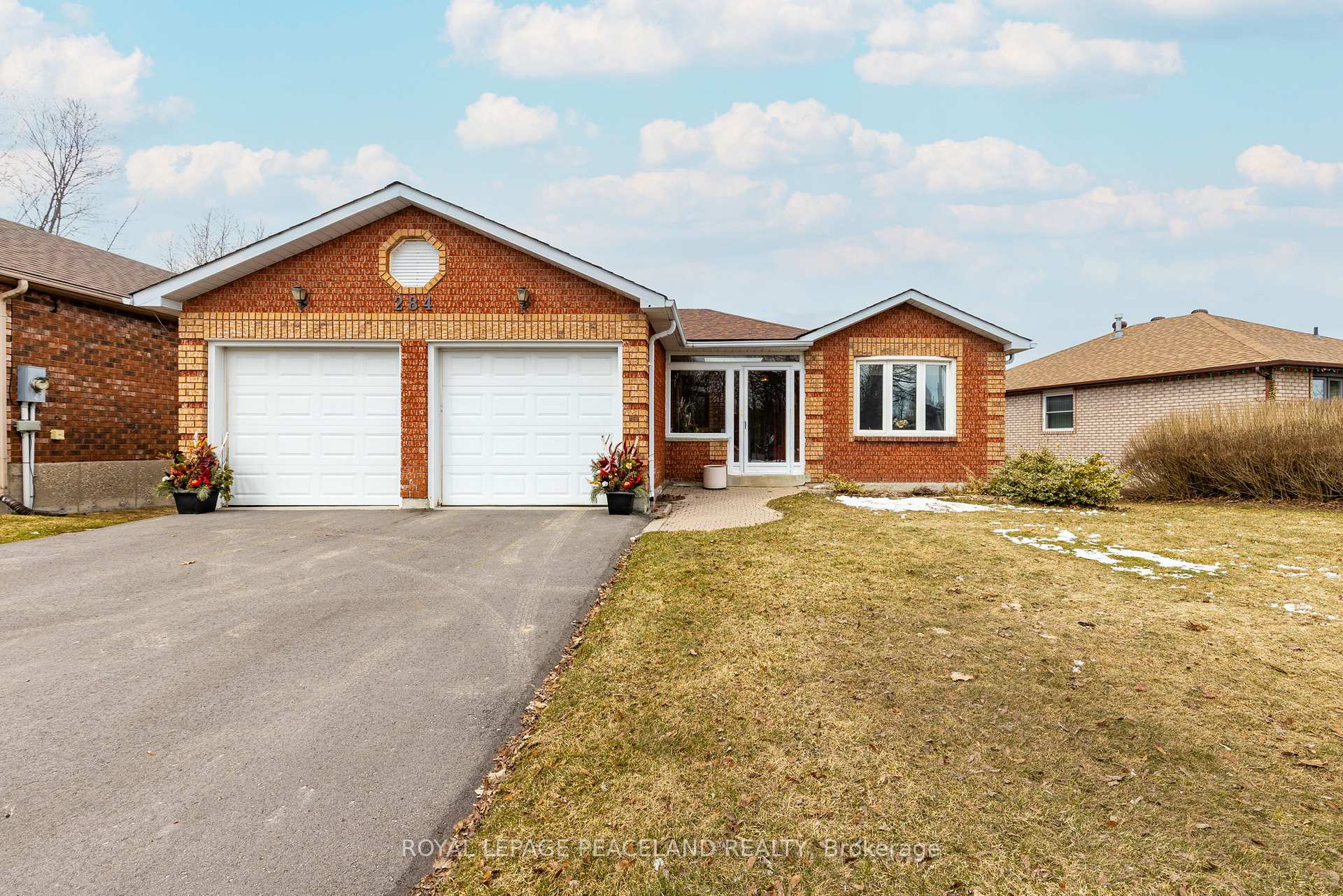 Front of 284 Livingstone Street W